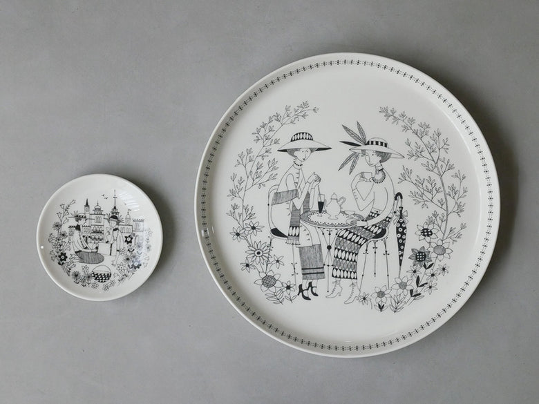 アラビア製エミリアプレート、ベージュの磁器ディナーウェア、150周年記念バックスタンプ入り