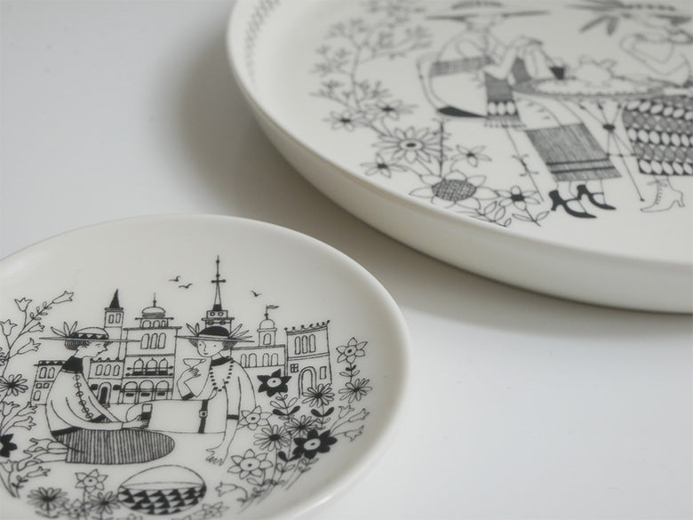 アラビア エミリア ベージュ磁器プレート、150周年記念バックスタンプ入り