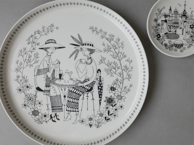 アラビアエミリアシリーズのベージュ磁器プレート、150周年記念バックスタンプ入りデザイン