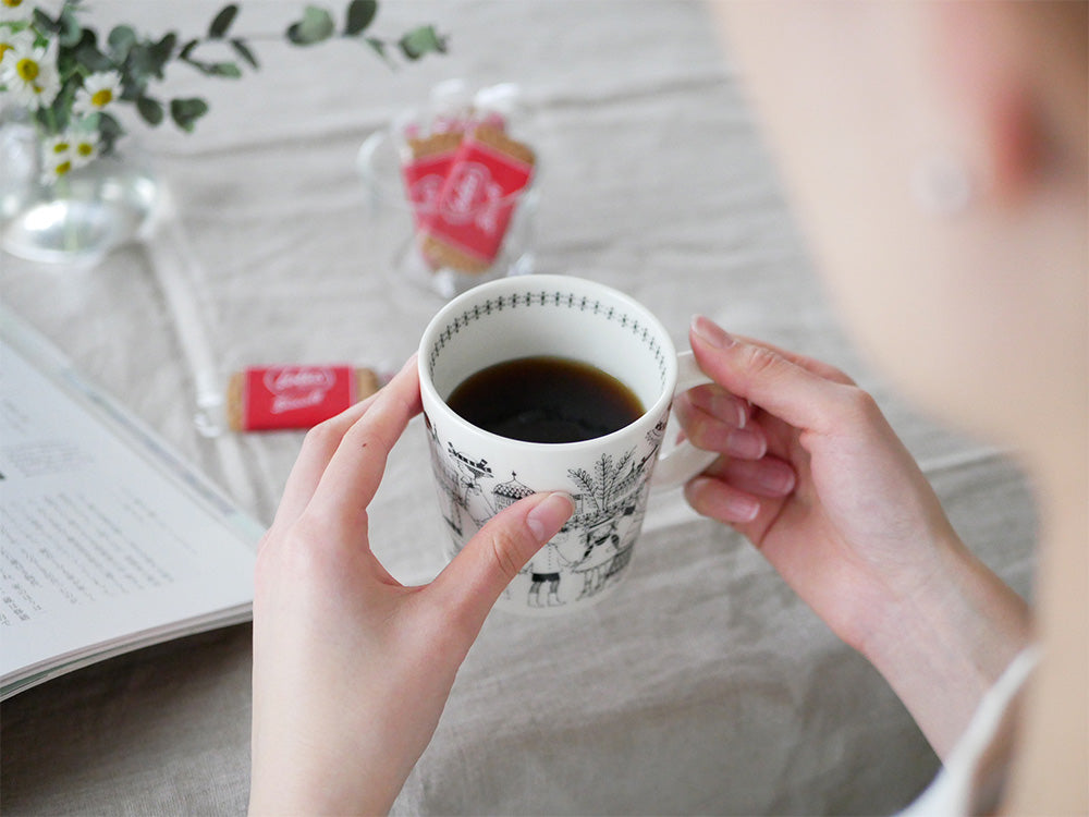 テーブルに置かれたアラビア エミリアシリーズのマグカップとカップのセット