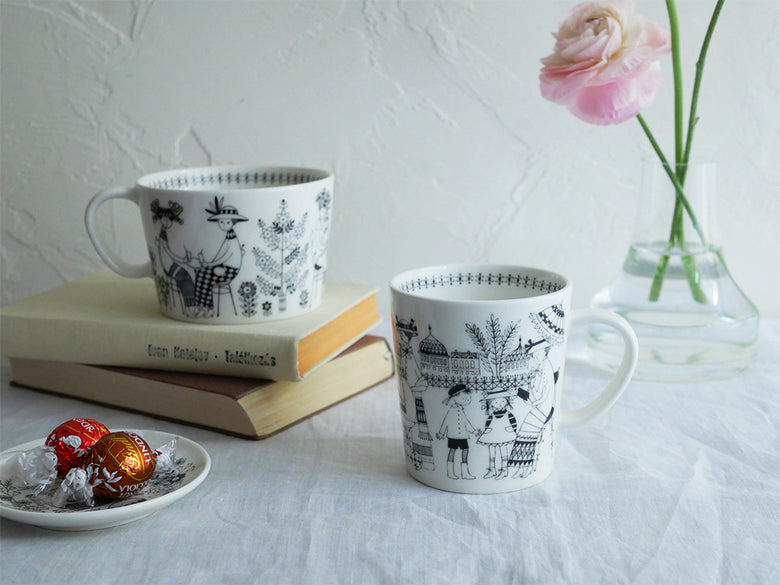 アラビア エミリア マグとカップの磁器製セット、ベージュ色で150周年記念バックスタンプ入り