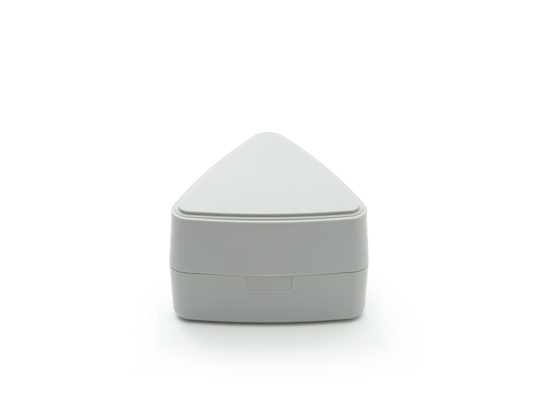 蓋が保冷剤になるジェルクール三角形ランチボックス。ミルクホワイト色のABS樹脂製で日本製。