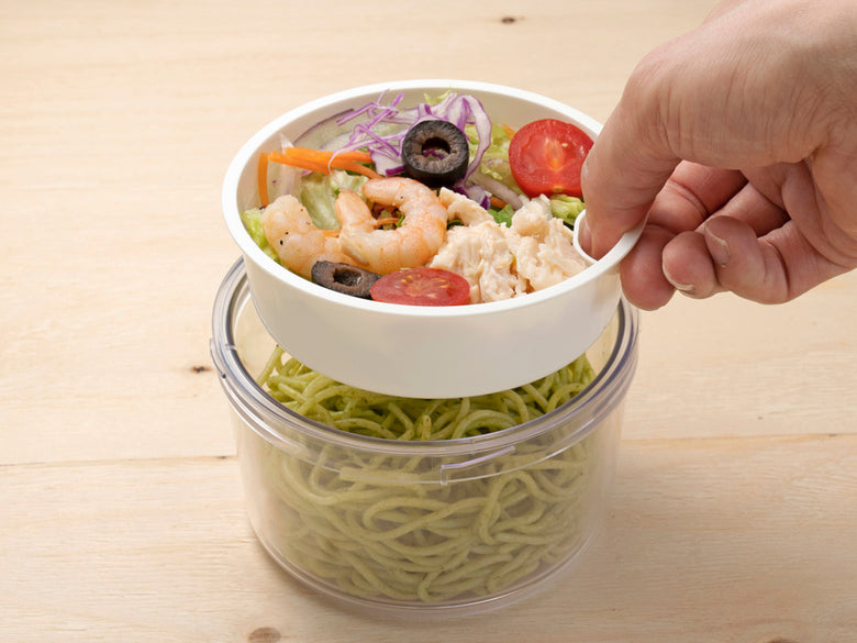 保冷剤機能付き蓋の【GEL-COOL/ジェルクール】ランチボックスに、野菜や果物などの食材が詰められています