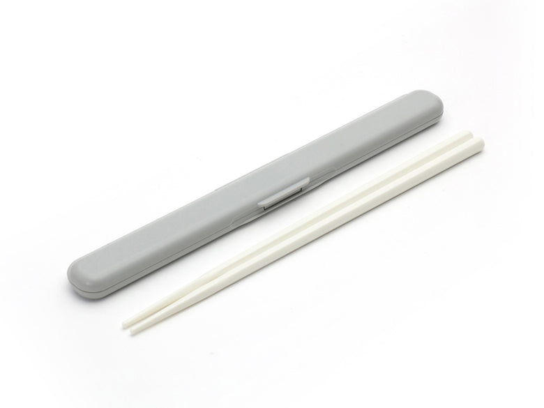 GEL-COOLジェルクールの保冷ランチボックス。丸型のミルクホワイト色プラスチック製で、蓋が保冷剤として機能します。