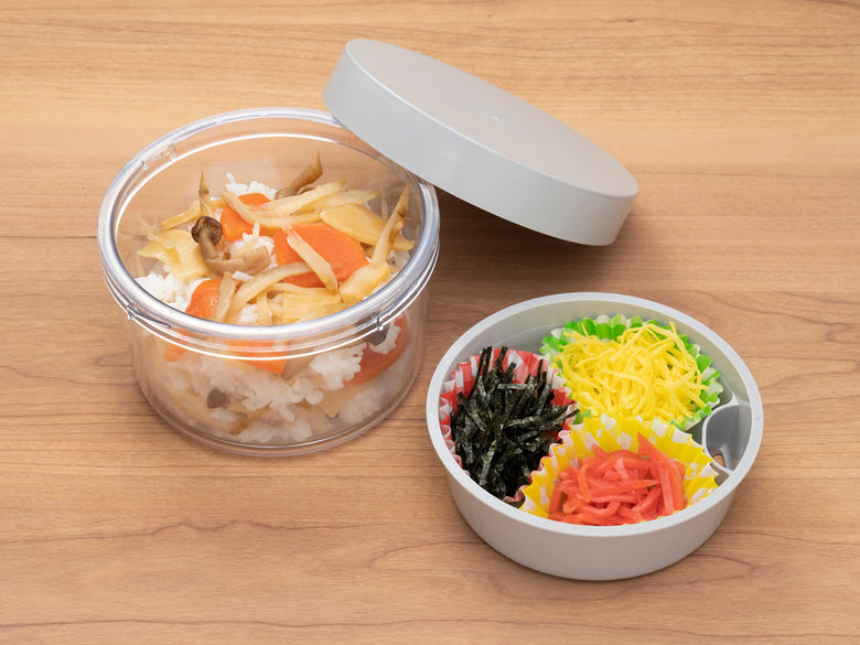 新鮮なサラダが入った蓋が保冷剤になるGEL-COOLジェルクールラウンドランチボックスの画像