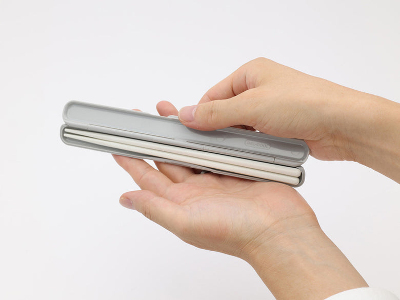 蓋が保冷剤として機能するシルバー色のジェルクールランチボックス。プラスチックとアルミニウム素材で作られ、オフィスや家庭での使用に適したデザインです