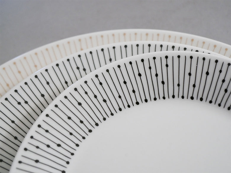 アラビア150周年記念バックスタンプ入りの磁器製マイニオプレート