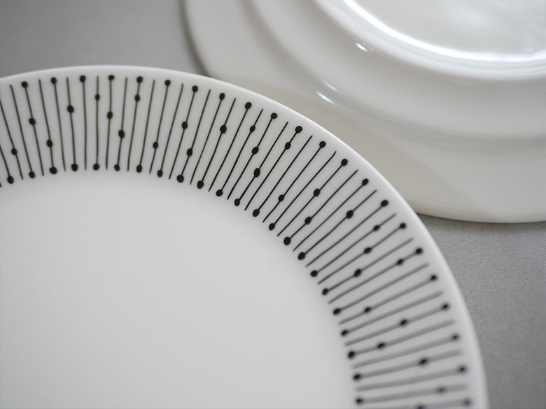 アラビアマイニオシリーズの磁器製プレート。ベージュ色で150周年記念のバックスタンプが入っています。