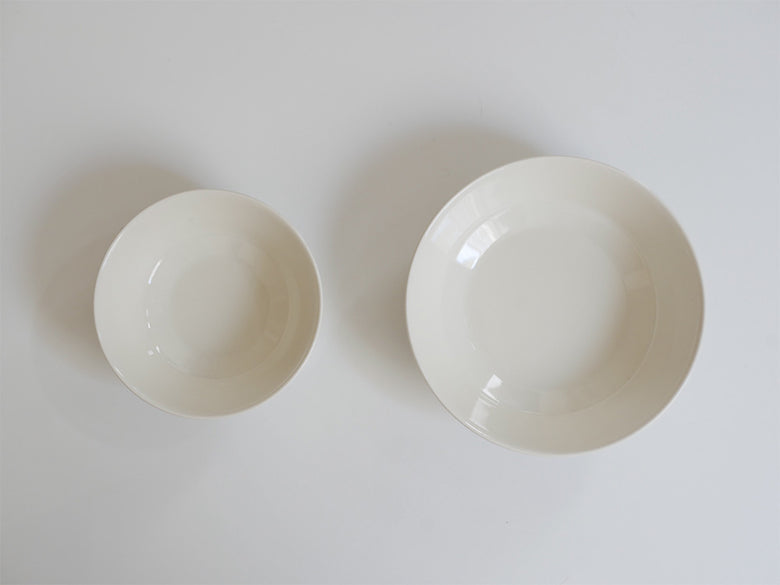 アラビア製ベージュの磁器マイニオボウルとプレートのセット