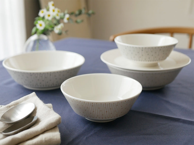 ルーマニア製アラビアのマイニオボウル、磁器製で13cmと17cmのサイズがあり、ベージュ色限定の150周年記念バックスタンプ入り。冷凍庫、電子レンジ、オーブン、食洗機に対応可能。