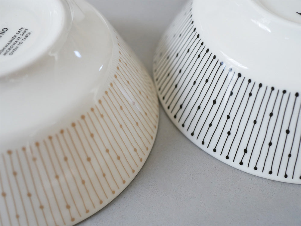 アラビア製マイニオのベージュ色磁器ボウルセット。複数のボウルが並べられており、150周年記念の特別バックスタンプが施されています。