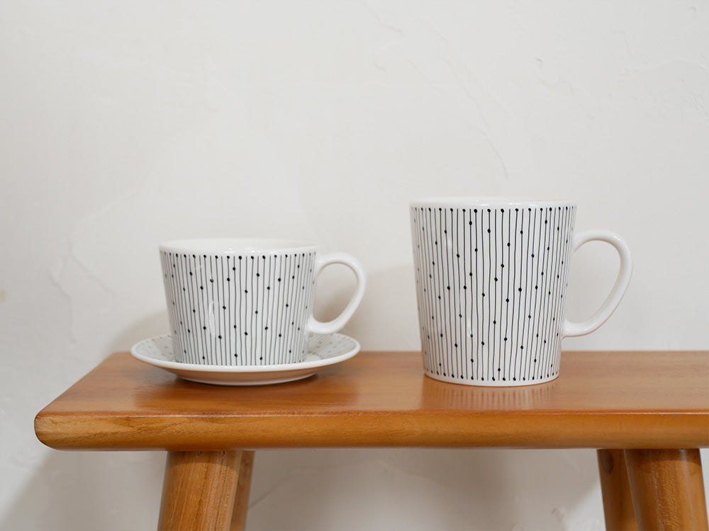 アラビアマイニオシリーズのベージュ陶磁器製カップ＆ソーサーとマグが並べられた食器の写真