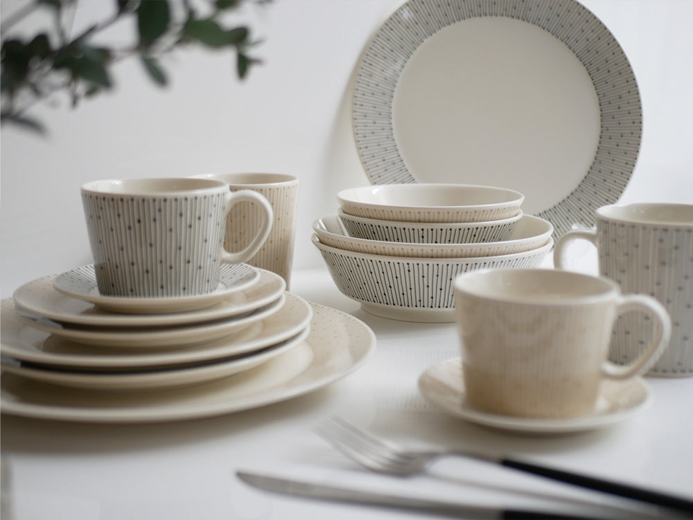 アラビアのマイニオ カップ＆ソーサー、ベージュ色の磁器製ディナーウェアセット