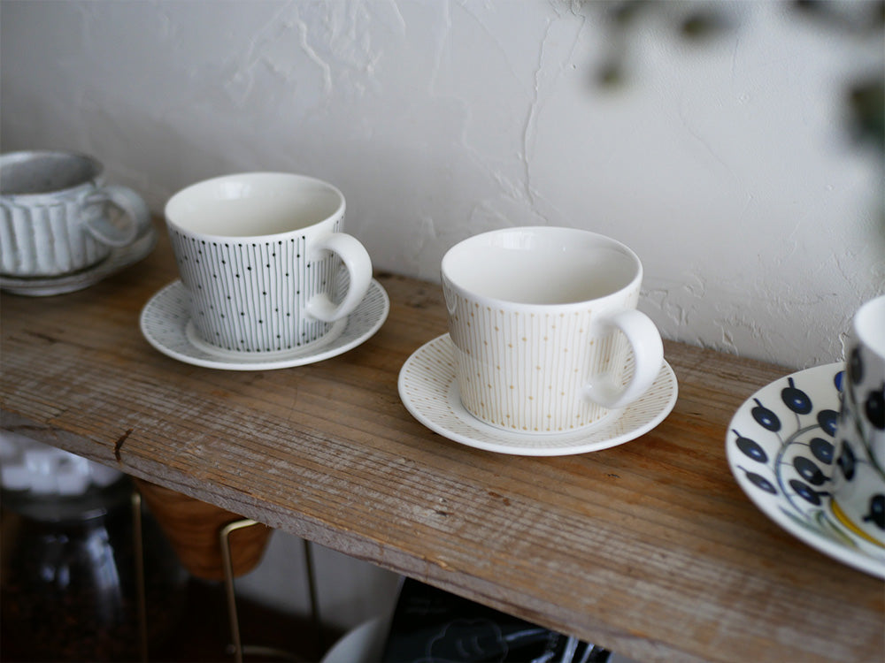 アラビアマイニオシリーズの磁器製カップとソーサー、マグのセット