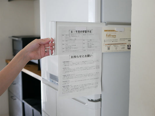 マグネットで冷蔵庫横に簡単取り付け可能なスライド式スチールパネル。オフィス用品を収納できるシェルフとキャビネットを備えた展示ボード。