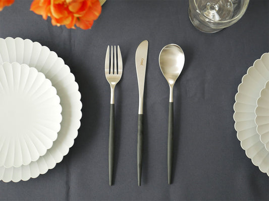 クチポールのMIOカトラリーセットとしてディナーフォーク、ディナースプーン、ディナーナイフが並べられたテーブルウェアの写真