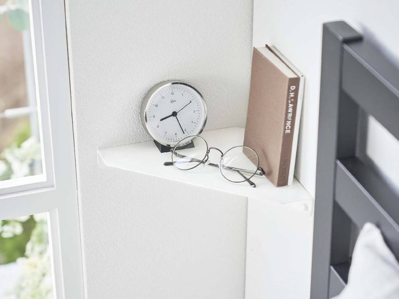 石こうボードに取り付けられたタワーコーナーシェルフのスチール製棚