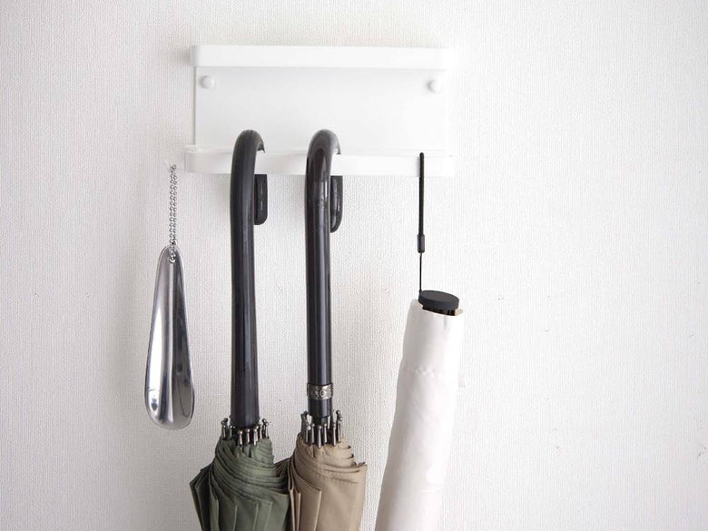 スマート石こうボード対応トレー付きアンブレラホルダー、傘と小物が掛けられている壁掛けタイプ