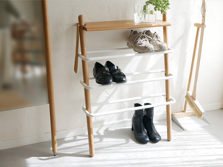 オーク無垢材とスチール製の立て掛け式シューズラック。4段の棚が特徴的なナチュラルなデザインの収納家具。