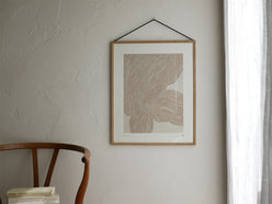 ブラウンの漆喰風額縁に収められたハインスタジオのアートポスター