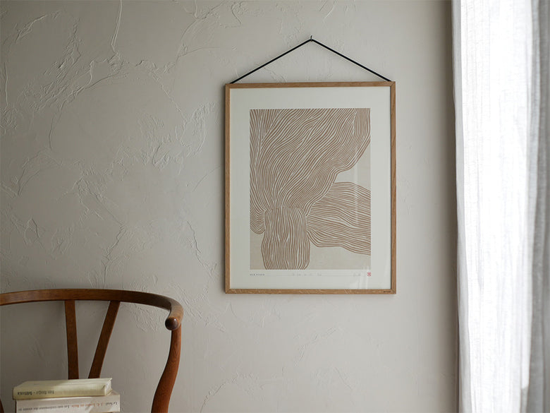 ブラウンの漆喰風額縁に収められたハインスタジオのアートポスター