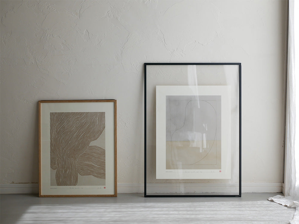 ブラウンとグレーの現代的な静物写真が額に入ったHEIN STUDIO製アートポスター（サイズ40×50cm、デンマーク製）