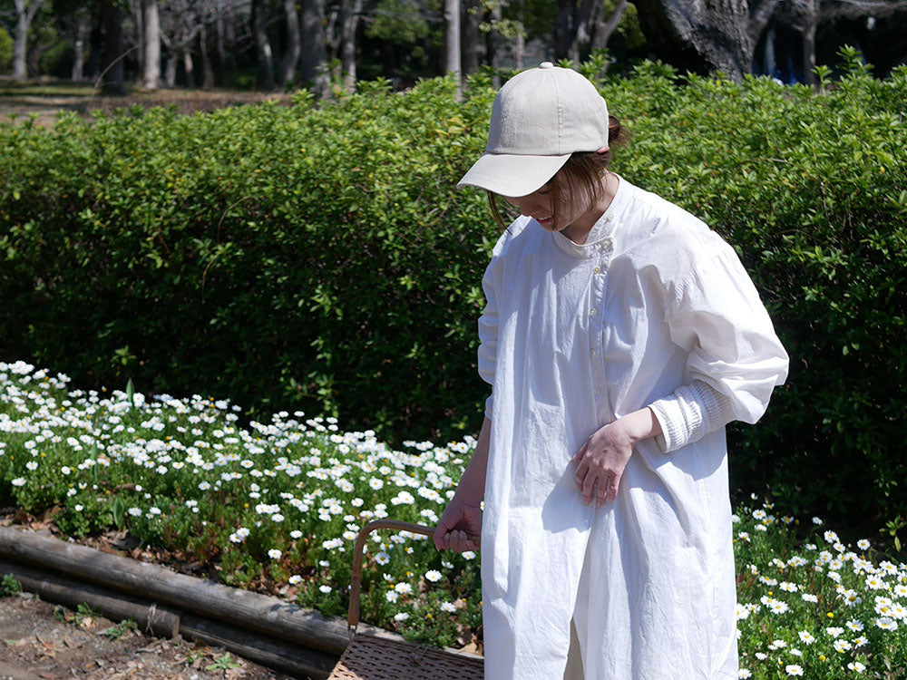 シセイの白いリネンフェドラキャップ。サラッと被れるサンハットスタイルの帽子