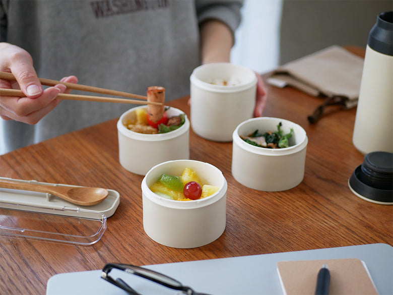 TAKENAKA JAPANのtutu まるで水筒ランチボックスセット。3段および4段のランチボックス、箸・箸箱セット、木製箸とスプーン、専用巾着が含まれています