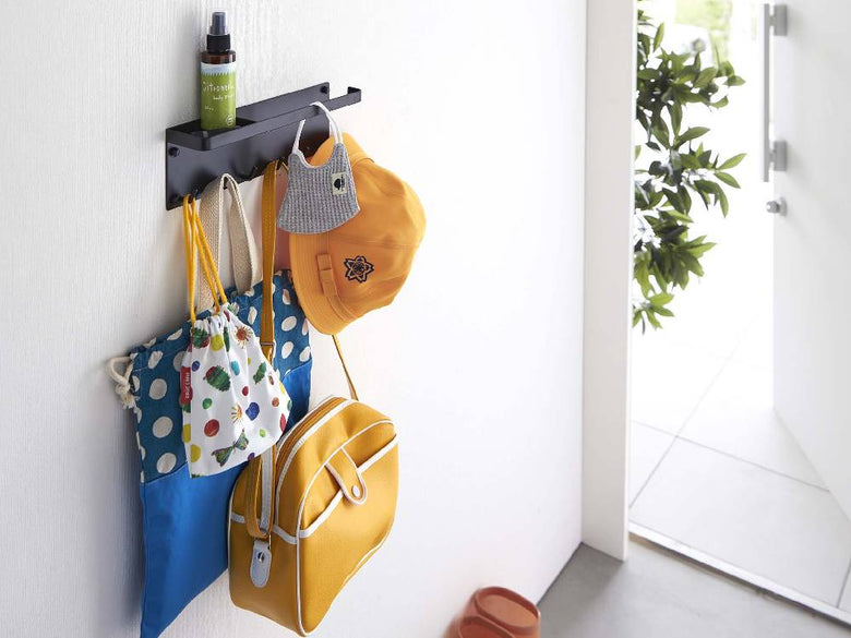 石こうボード壁に取り付けられたスチール製トレー付きタワー型アンブレラホルダー