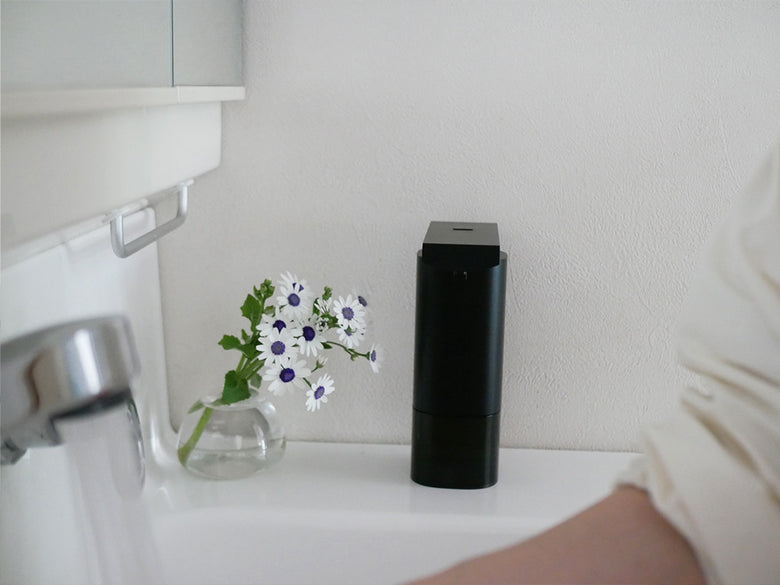 プラスマイナスゼロの白色オートディスペンサー、電子式ハンドソープおよびアルコールを自動で吐出する家庭用デバイス