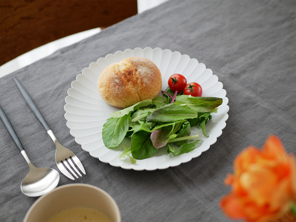 1616/arita japan TY Palaceの11cm、16cm、22cmの陶石製プレートとフォーク、スプーンがセットになった食卓の様子