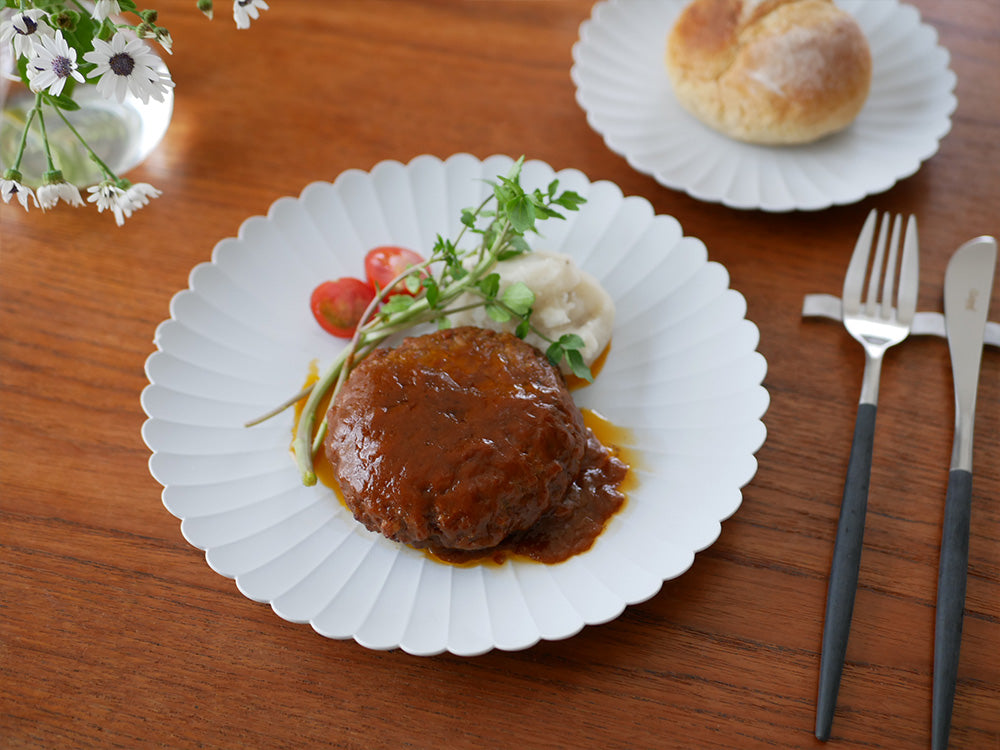 陶石製1616/arita japan TY Palaceプレートにサラブレストステーキとカレーが盛られた食事の様子