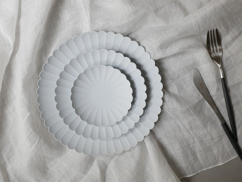 1616/arita japan TY Palace Plateの異なるサイズの陶石製プレートとフォークが並んだテーブルセッティング