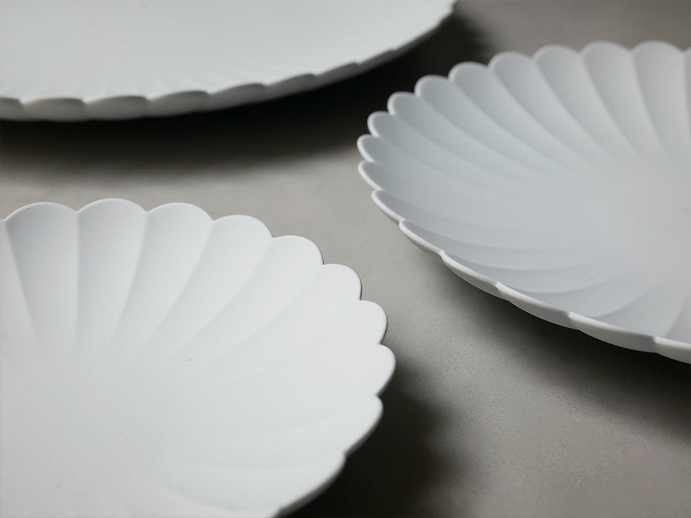 1616/arita japanのTY Palaceプレート、異なるサイズの灰色陶石製食器がテーブルに美しく並べられている様子