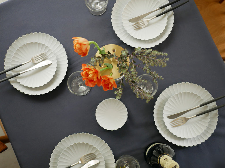 1616/arita japanのTYパレスプレートディナーウェアセットがテーブルに整然と並べられている様子