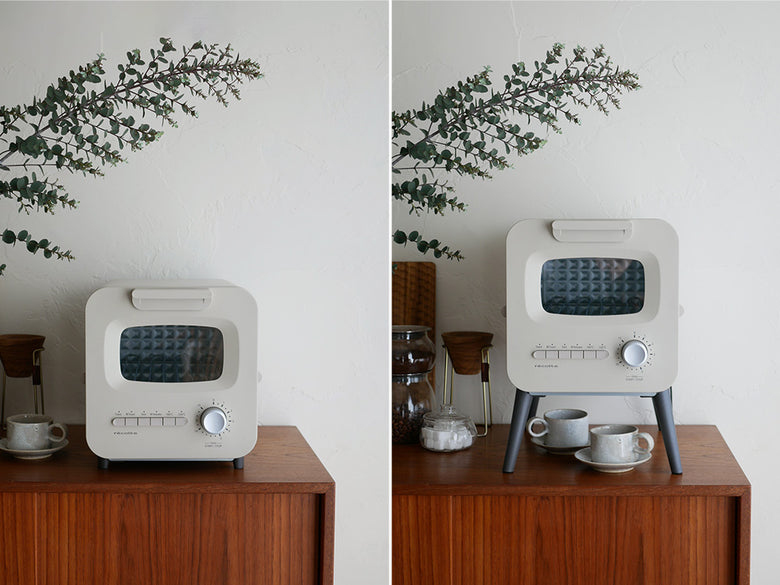 レコルト スライドラックトースター。クリームホワイトとブラックのカラーで、スチールとガラスを使用したデザイン。スライドラック機能付きのキッチン用小型家電