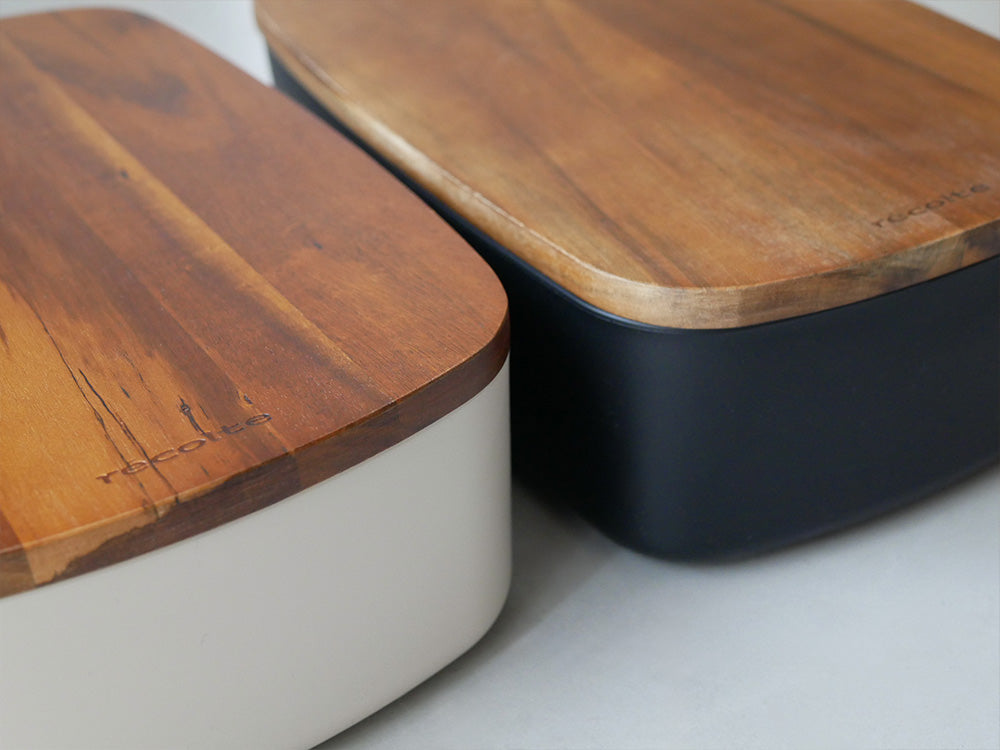 木製の蓋を持つrécolte（レコルト）ブレッドケース。クリームホワイトのABS樹脂本体で、キッチンでパンをスタイリッシュに収納する収納容器。