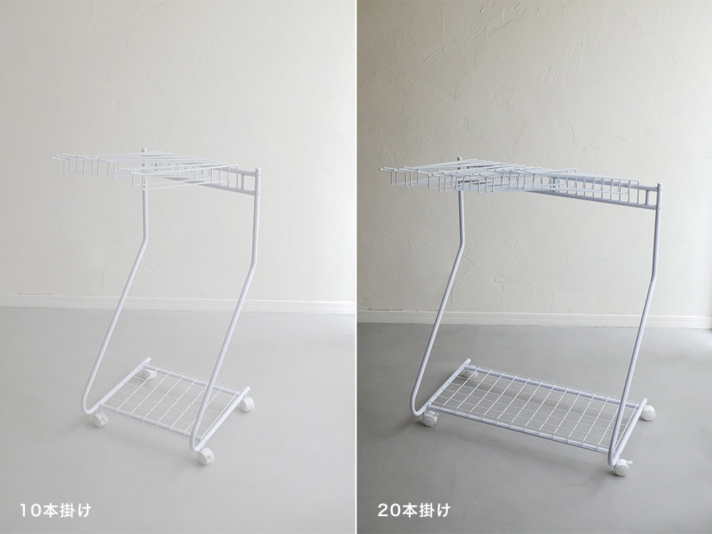 ホワイトのスチール製スラックスハンガー高タイプ、10本掛けとメッシュ棚が付いた衣類収納ラック