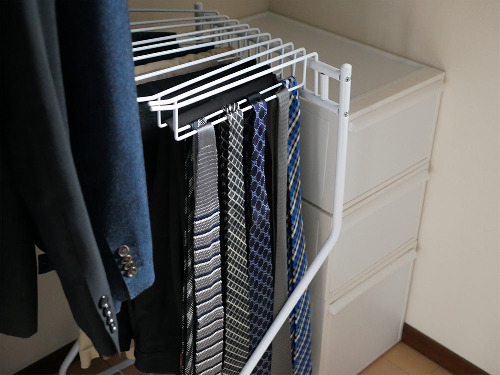 ビーワースセレクション スラックスハンガー高タイプ10本掛け、ホワイトスチール製のクローゼット用収納棚。複数の棚と衣類ハンガーが配置されている様子