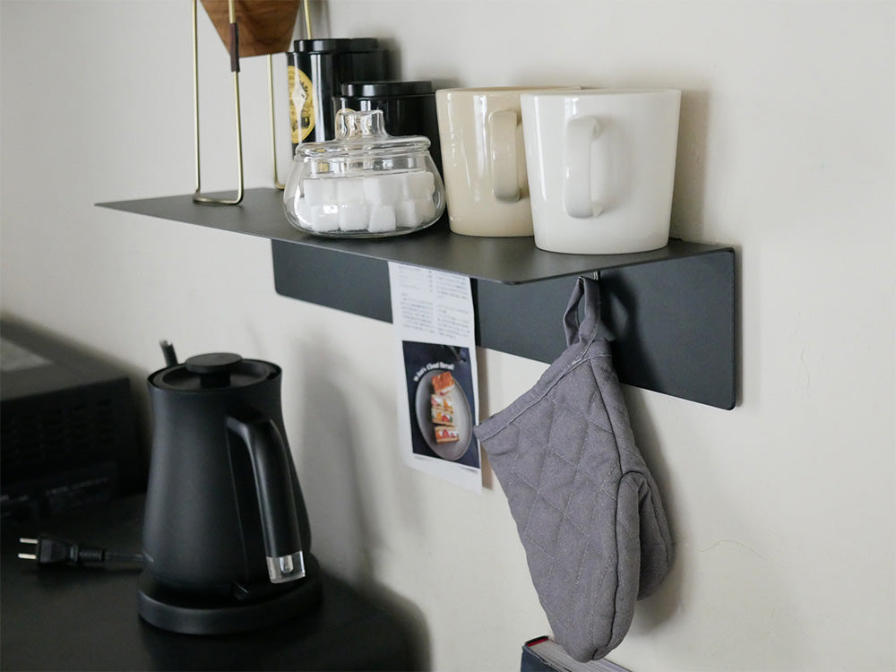 マグネット付きウォールラックにカップやマグが飾られているキッチン用品の棚