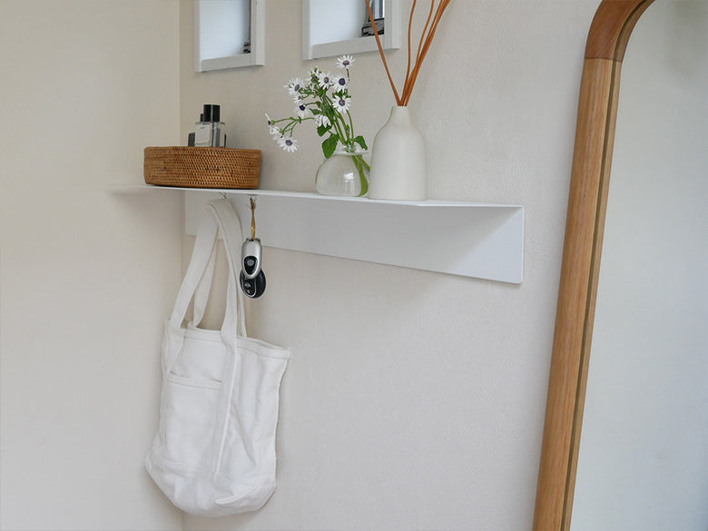 towerタワーのマグネット付きウォールラックに花鉢と観葉植物が飾られた壁面