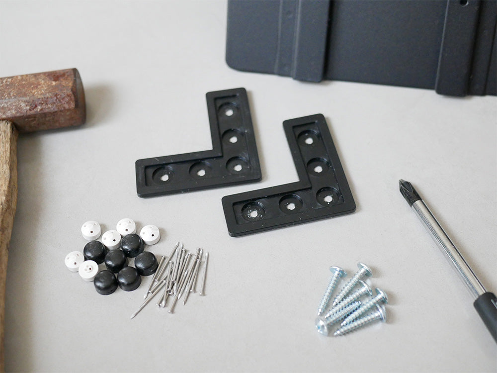 towerタワーのマグネット付きウォールラック。シルバーのスチール製で石膏ボードの壁に取り付けられる家庭用金物です。