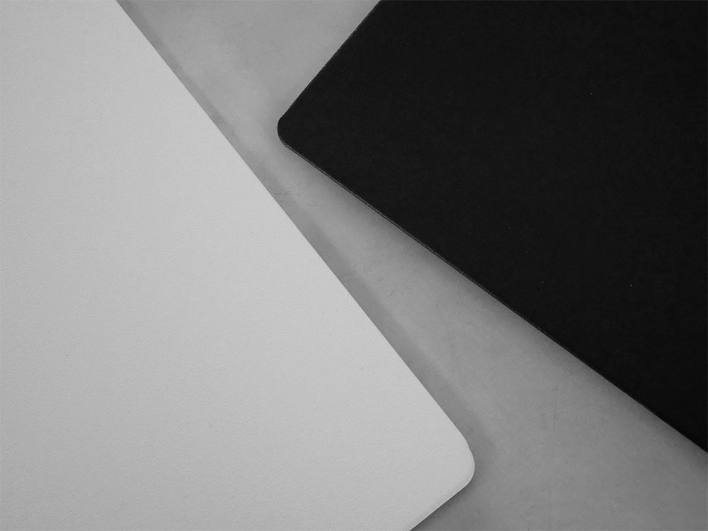 黒色のマグネット付きスチール製ウォールラックにノートパソコンやオフィス用品が配置されたオフィス環境の画像