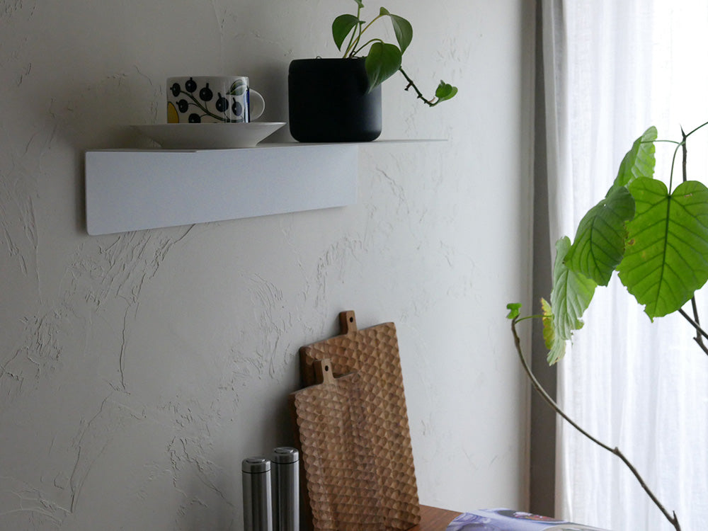 マグネット付きウォールラックに配置された鉢植えと観葉植物