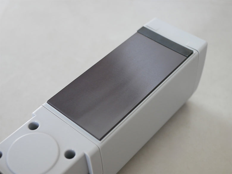 リッチェルの銀色マグネットディスペンサー。マグネットで壁に取り付けられ、500mlの液体や泡を押して出せる家庭用アクセサリー