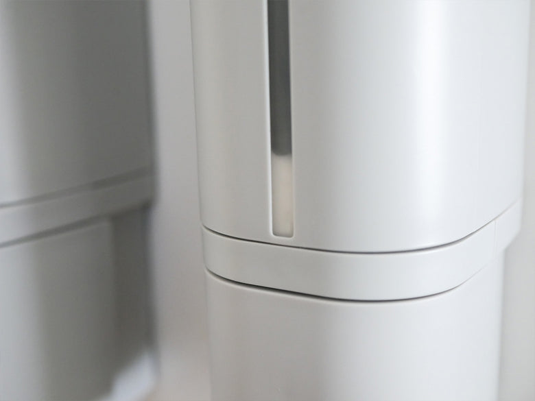 リッチェルの下から出るマグネットディスペンサーが木製の床の上に配置されたデザイン