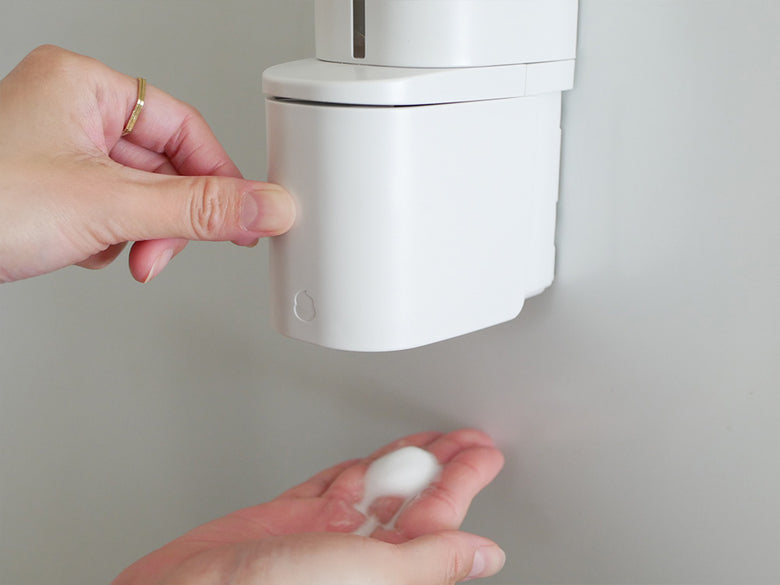 リッチェル製の下から出るマグネットディスペンサーが、平らな壁面に取り付けられている家庭用設備