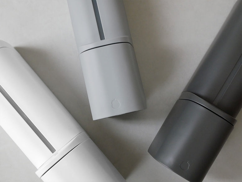 リッチェルのプラスチック製円筒形下から出るマグネットディスペンサーが壁に取り付けられている