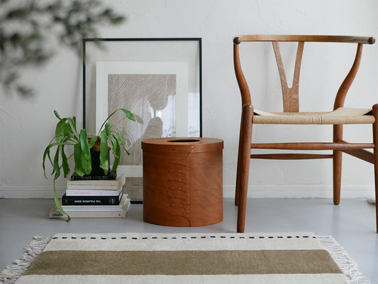 台湾製チェリー材で作られたアクシス シェーカーダストボックスが木製の床の上に置かれたナチュラルなデザイン