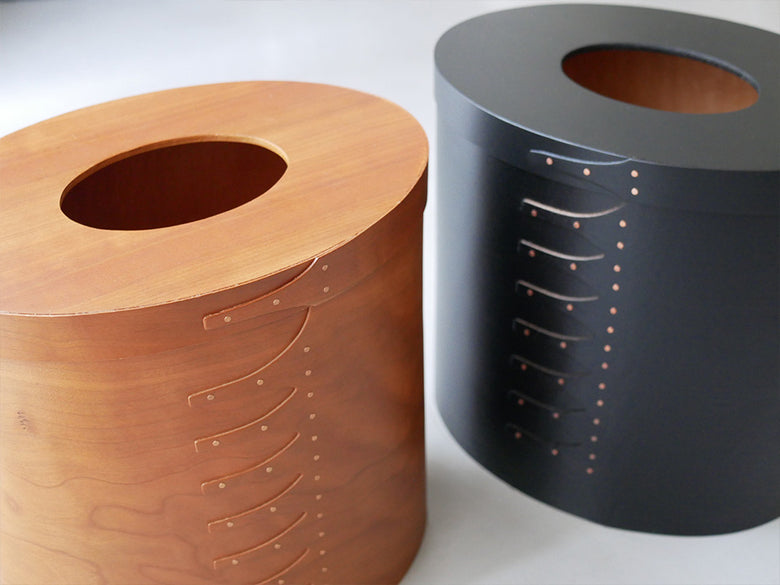 アクシス シェーカーダストボックスのブラウンと銅色のシリンダー型デザイン。チェリー材使用の台湾製ダストボックス